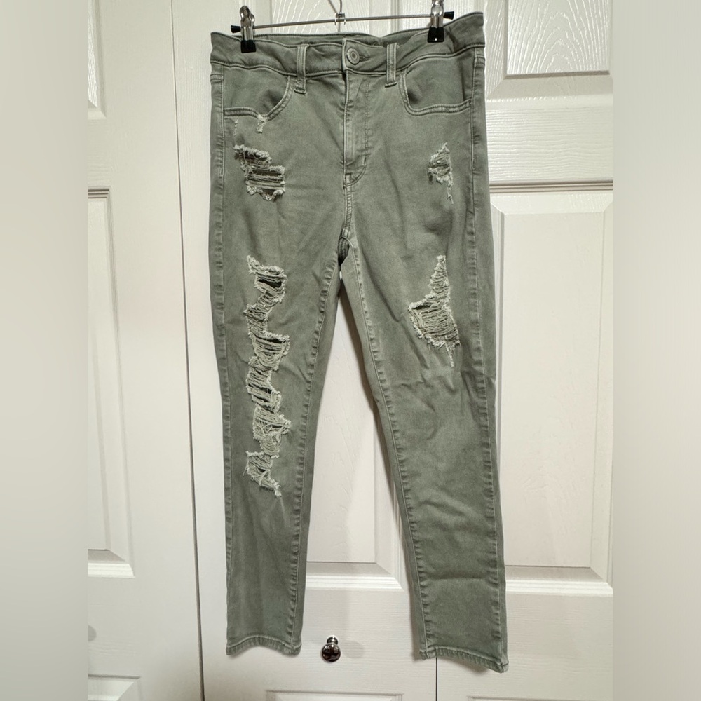 Hardly worn AE super stretch, high rise jegging crop, ripped jeans size 8S